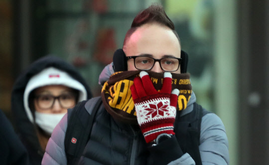 일요일인 9일에도 올겨울 최강의 한파가 계속될 전망이다. 사진은 한파가 시작된 7일 오전 한 외국인이 목도리를 하고 지나가고 있지만 모자도 필요한 상황이다. 기상청에 따르면 한편 다음 주(10∼14일)에도 찬 고기압의 영향으로 추위가 이어지고 눈·비 소식도 있다. 연합뉴스